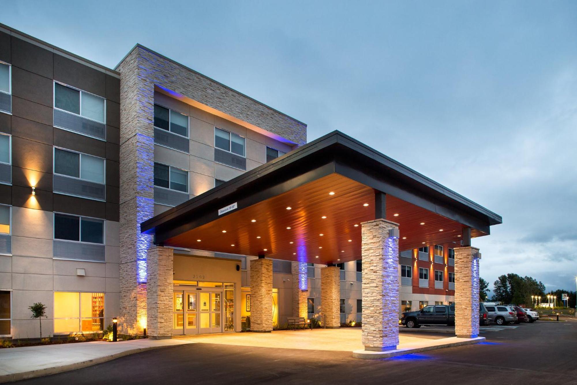 Holiday Inn Express & Suites Terrace By Ihg Luaran gambar